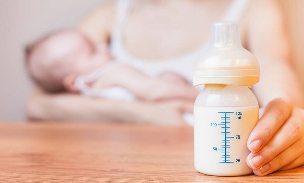 có nên cho trẻ sinh non uống sữa công thức