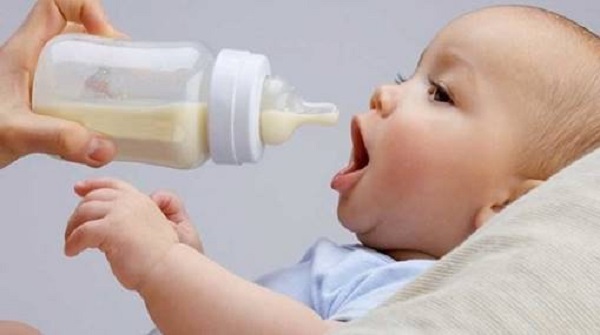 sữa non có pha với sữa mẹ được không