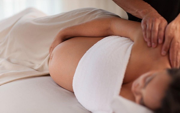 Massage kết hợp châm cứu, bấm huyệt cũng giúp quá trình chuyển dạ diễn ra thuận lợi