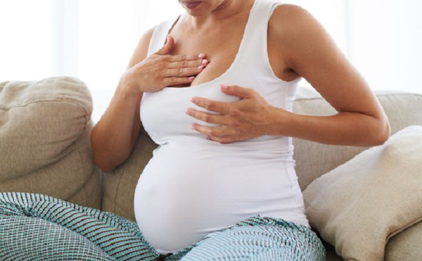 Mẹ bầu sẽ có hiện tượng đau rát lồng ngực khi sữa non bắt đầu hình thành