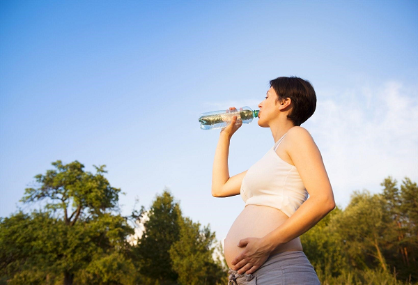 Mẹ bầu uống ít nước cũng là nguyên nhân gây thiếu ối.
