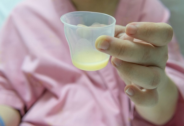 Nặn sữa non khi mang thai nên hay không nên?