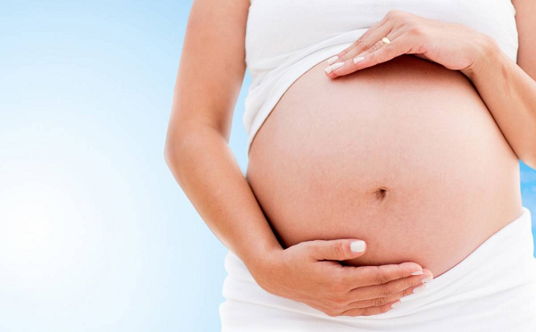 Việc nặn sữa non sẽ gây ra các cơn co rút tử cung và gây nguy hiểm cho mẹ và bé