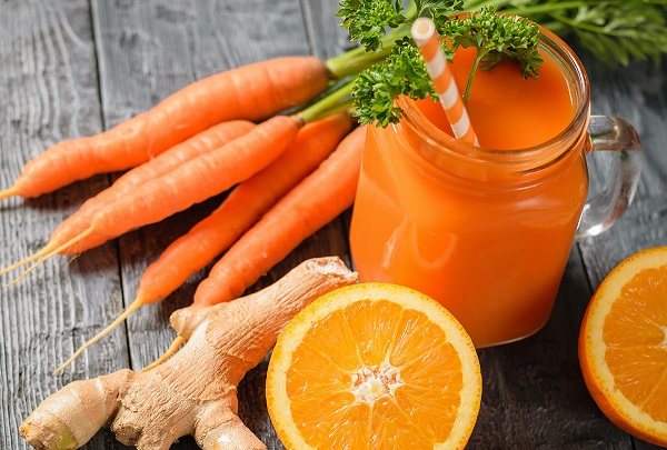 Bạn đừng quên bổ sung các loại nước ép như ép cam, ép cà rốt,... để tăng cường vitamin cho cơ thể