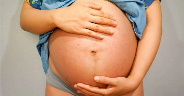 Khi bị rỉ ối ở những tháng cuối thai kỳ mẹ nên tuân thủ nghiêm ngặt theo chỉ định của bác sĩ