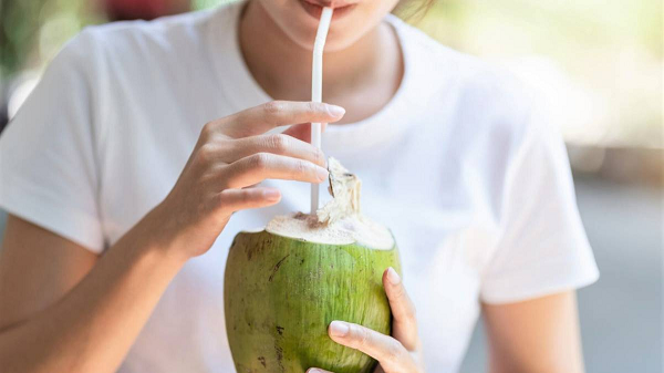 Thai 15 tuần uống nước dừa được không?