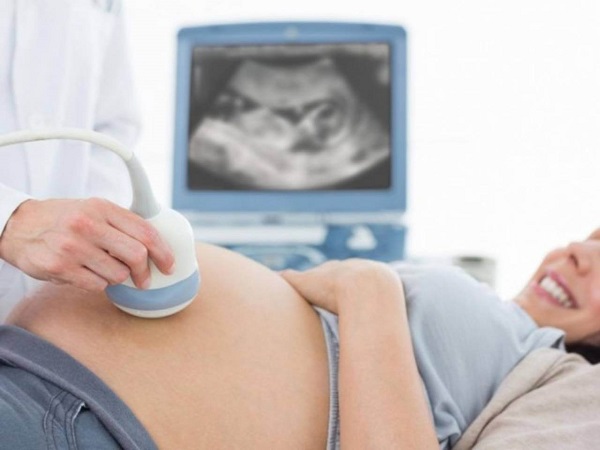 Nếu thai 17 tuần không máy kèm theo các triệu chứng bất thường, mẹ nên gặp bác sĩ để được thăm khám