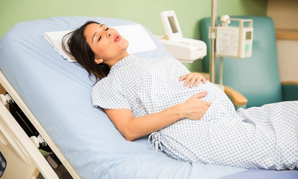 Tùy thuộc vào thời điểm rỉ ối mà sẽ quyết định mức độ nguy hiểm đến mẹ và thai nhi