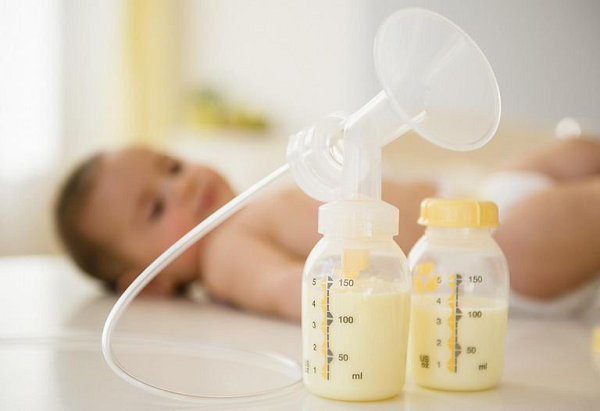 Trong tuần đầu tiên chỉ nên cho bé uống từ 60 - 70 ml sữa trên 1 kg một ngày