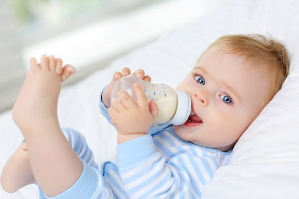 Uống sữa non có thể giúp trẻ tăng cân hay không? 